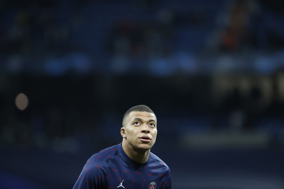 Mbappé pensativo: astro tem propostas de PSG e Real Madrid na mesa — Foto: Sergio Pérez/EFE