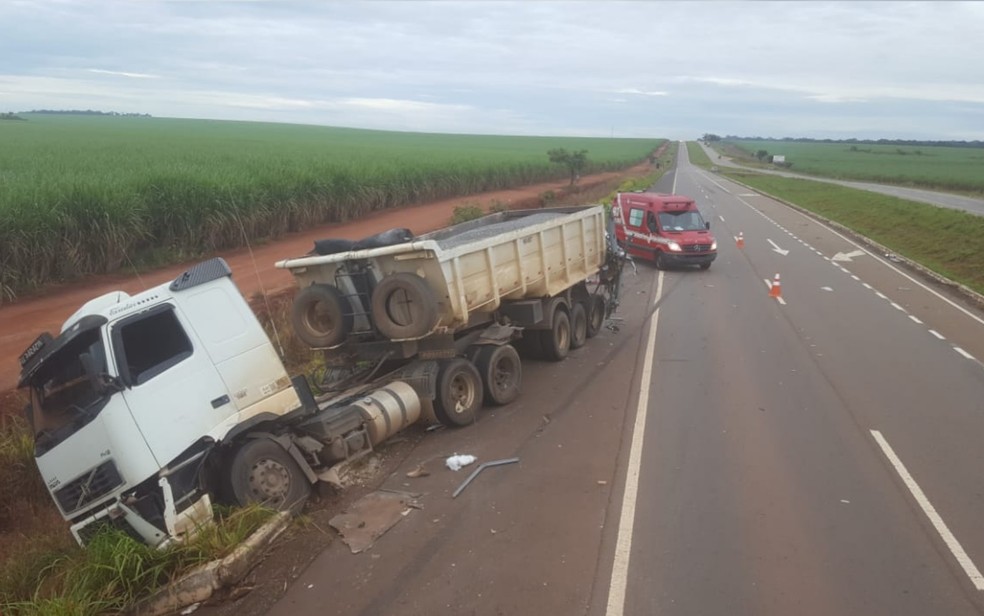 Carreta que se envolveu em acidente com Ã´nibus caiu parcialmente da pista na BR-060, na zona rural de Indiara, em GoiÃ¡s â Foto: Corpo de Bombeiros/DivulgaÃ§Ã£o