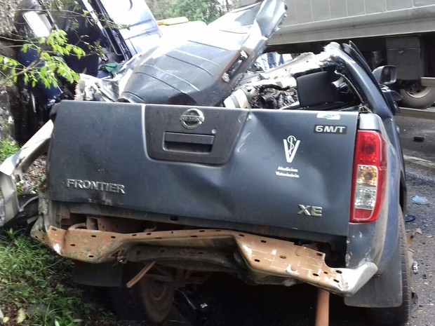 Acidente entre caminhonete e caminhões matou duas pessoas (Foto: Divulgação/PRF)
