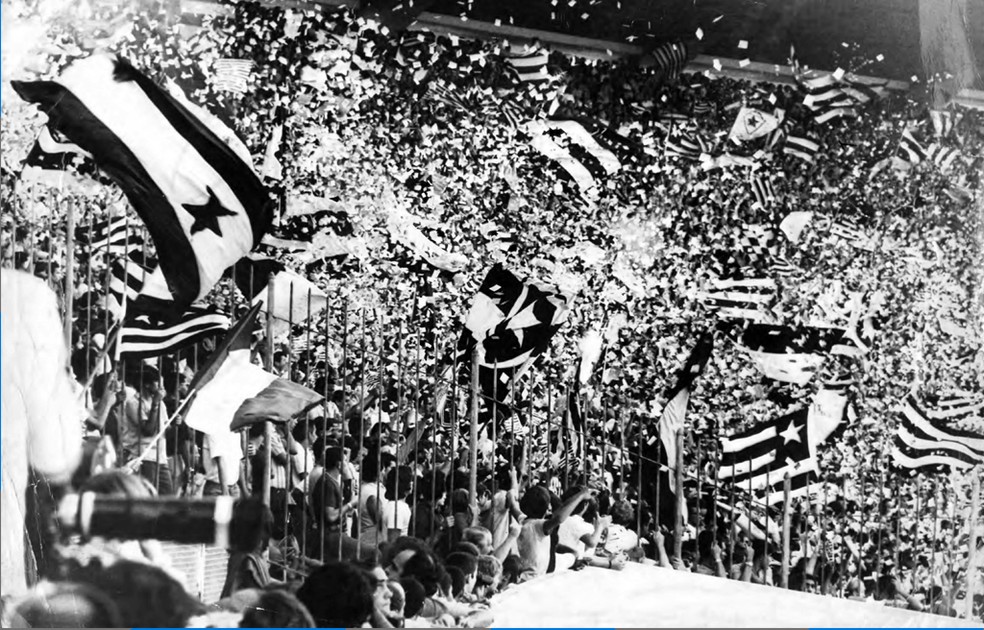 Festa em preto e branco na torcida do Botafogo — Foto: Correio da Manhã