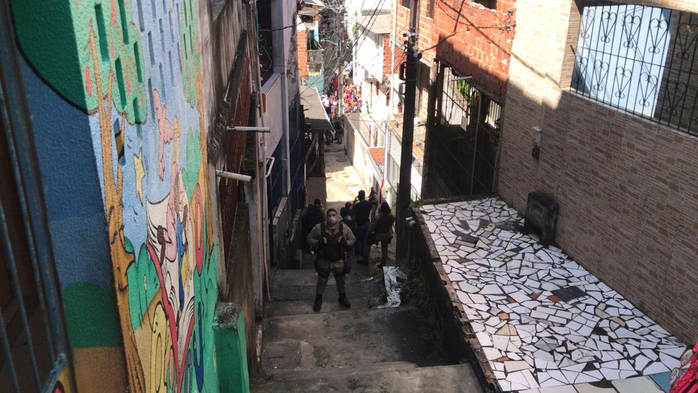 Homem morre ap&oacute;s ser baleado em opera&ccedil;&atilde;o da PM no bairro de Santa Cruz, em Salvador &mdash; Foto: Renan Pinheiro/TV Bahia