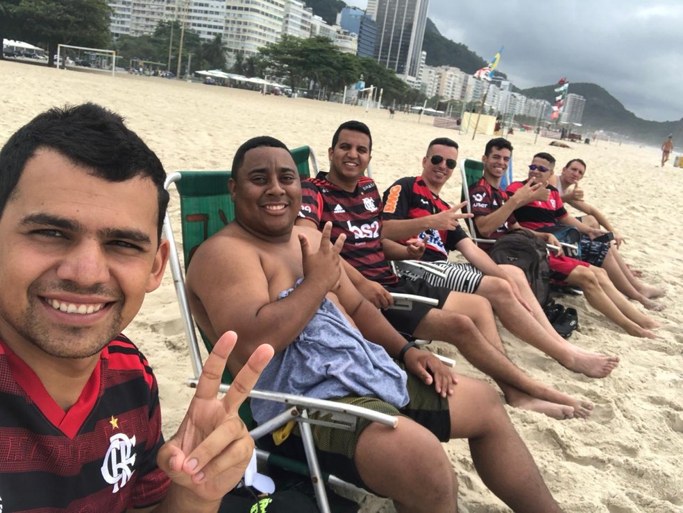 Único sem camisa na foto, Diego Rodrigues estava no Rio para realizar o sonho de conhecer o Maraca — Foto: Arquivo Pessoal