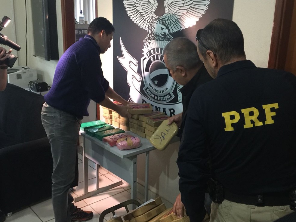 Pol&Atilde;&shy;cia mostra parte do carregamento de coca&Atilde;&shy;na apreendido em opera&Atilde;&sect;&Atilde;&pound;o conjunta  (Foto: Graziela Rezende/G1 MS)