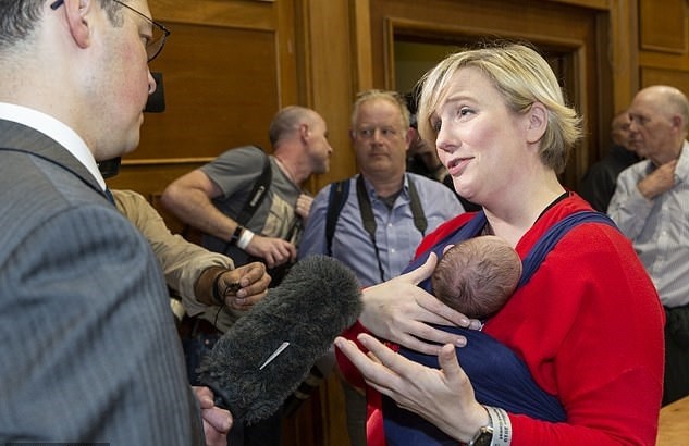 Stella dando entrevistas depois de ser eleita (Foto: Getty Images)