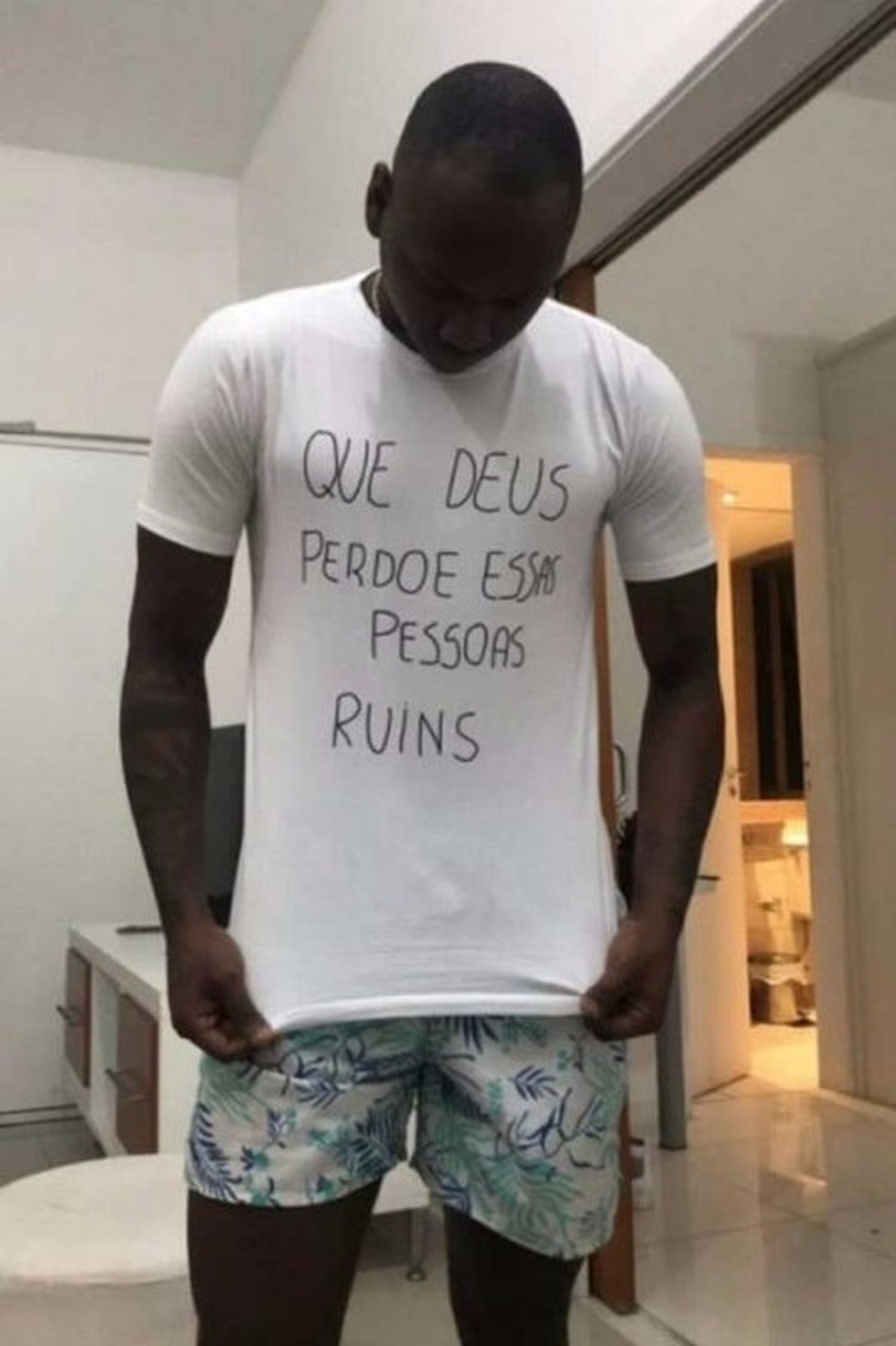 Sassá posta foto com camisa com célebre frase de Adriano Imperador (Foto: Reprodução / Instagram)