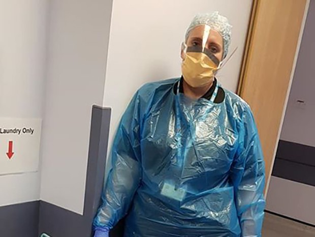 A enfermeira Sally Goodright usa todos os equipamentos de EPI para não se contaminar com o coronavírus (Foto: Reprodução/Facebook)