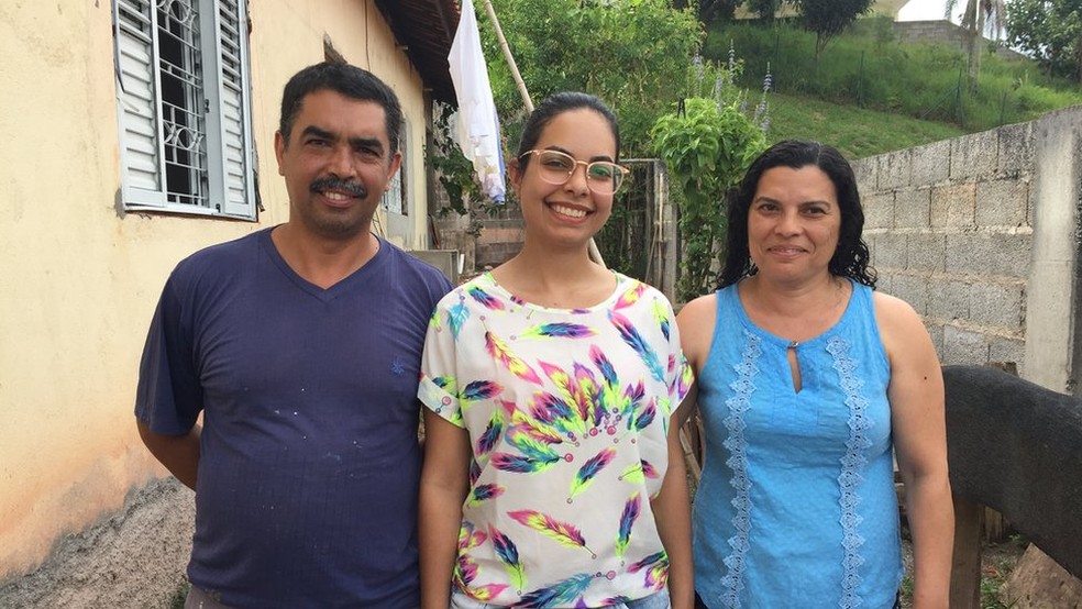 Nathalia Oliveira e seus pais, AntÃƒÂ´nio Carlos e Maria Helena de Oliveira, na casa da famÃƒÂ­lias em Vargem Grande Paulista, em SÃƒÂ£o Paulo Ã¢â‚¬â€ Foto: BBC