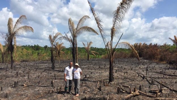 BBC - Pesquisadores Fernando e Socorro em área próxima à floresta secundária que havia sido desmatada e queimada para liberar área para plantio (Foto: FERNANDO ELIAS/DIVULGAÇÃO)