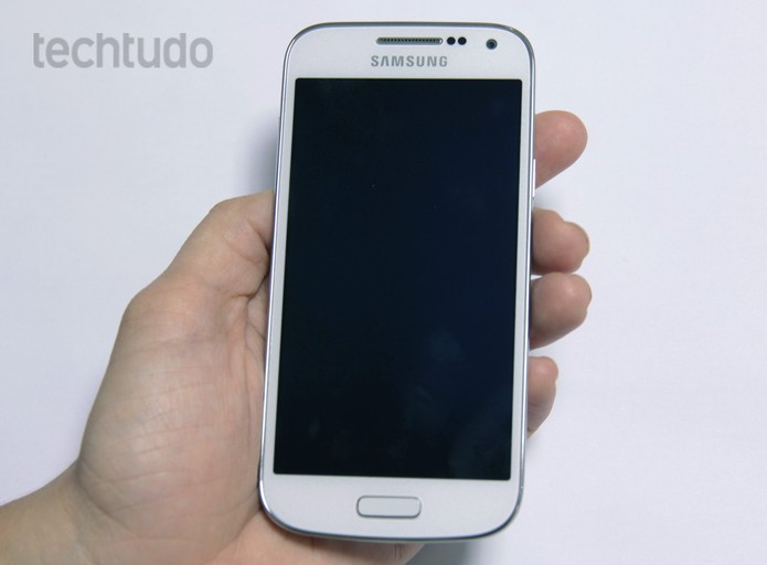 Galaxy S4 Mini tem boa "pegada" (Foto: Barbara Mannara/TechTudo)