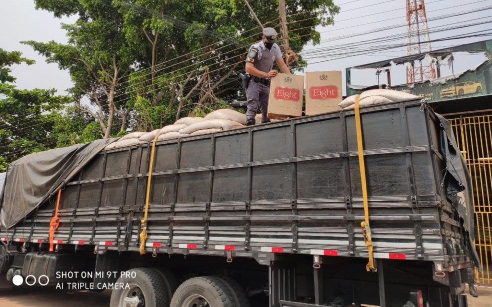 Caminhão com carga de cigarros contrabandeados foi abordado na SP-613 — Foto: Polícia Rodoviária