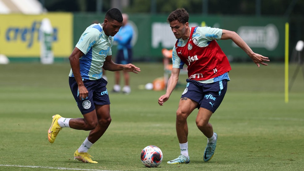 Palmeiras treina e mantém dupla da base no elenco profissional
