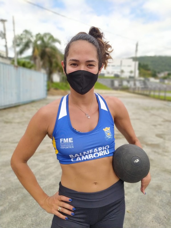 Anny de Bassi na pista onde treina, em Balneário Camboriú — Foto: Renato Soder