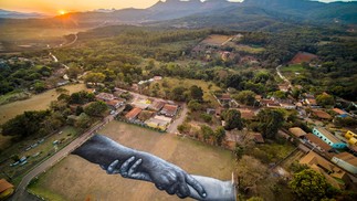 Obra do artista francês Saype que homenageia as vítimas e os atingidos pelo rompimento da barragem da mineradora Vale em Brumadinho, Minas Gerais — Foto: Saype
