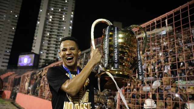 Erick festeja título da Copa do Nordeste pelo Ceará