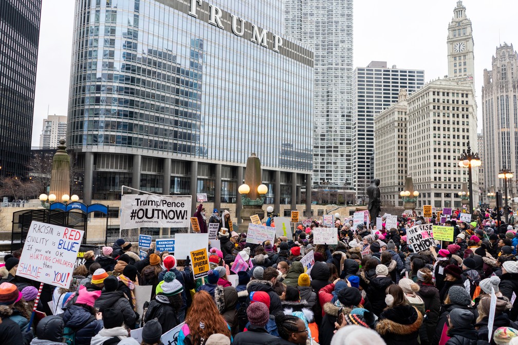 Marcha das Mulheres em Chicago, nos EUA, concentrou-se em frente ao Trump Hotel neste sábado (18) — Foto: Max Herman/AP Photo