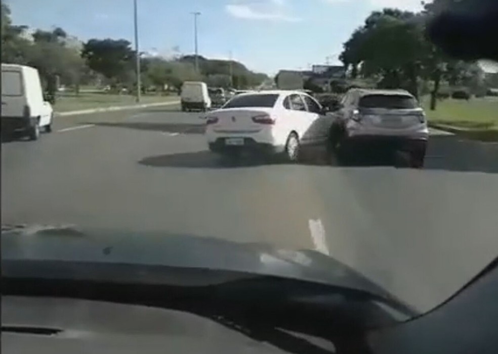 Durante perseguição policial, carro roubado perde controle e atinge outro veículo na Epia, em Brasília — Foto: Polícia Militar/Divulgação