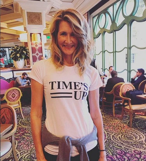 A atriz Laura Dern com a camisa do movimento Time's Up (Foto: Instagram)