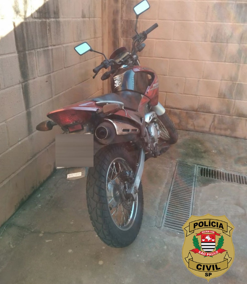 Motocicleta possivelmente usada no dia do crime foi apreendida e passará por perícia — Foto: Polícia Civil