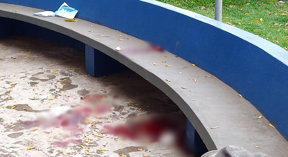 A mulher foi ferida pelo companheiro na região do pescoço.  — Foto: Angatuba News/Divulgação