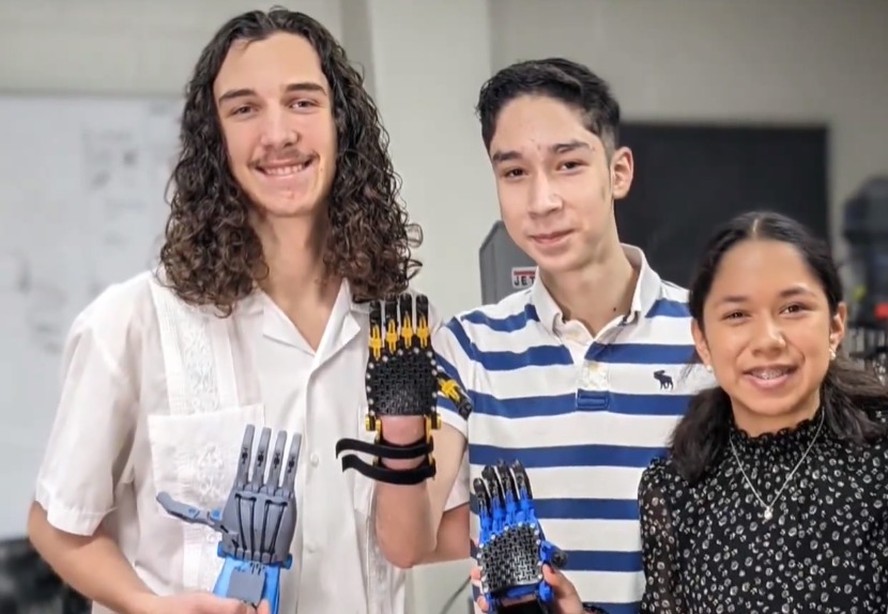 Estudantes americanos criam mão robótica para novo colega de classe