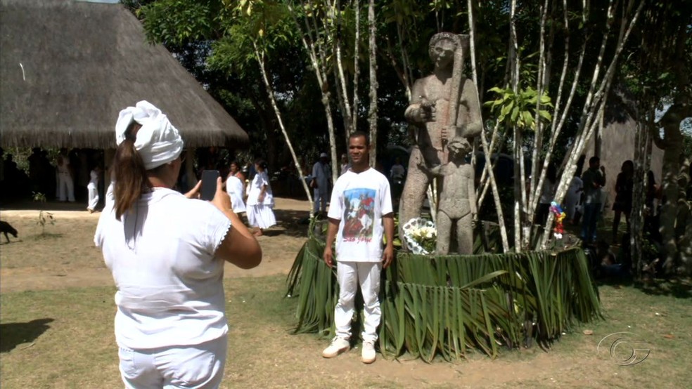 Quem foi à Serra da Barriga, em União dos Palmares, pôde tirar fotos com uma estátua de Zumbi (Foto: Reprodução/TV Gazeta)