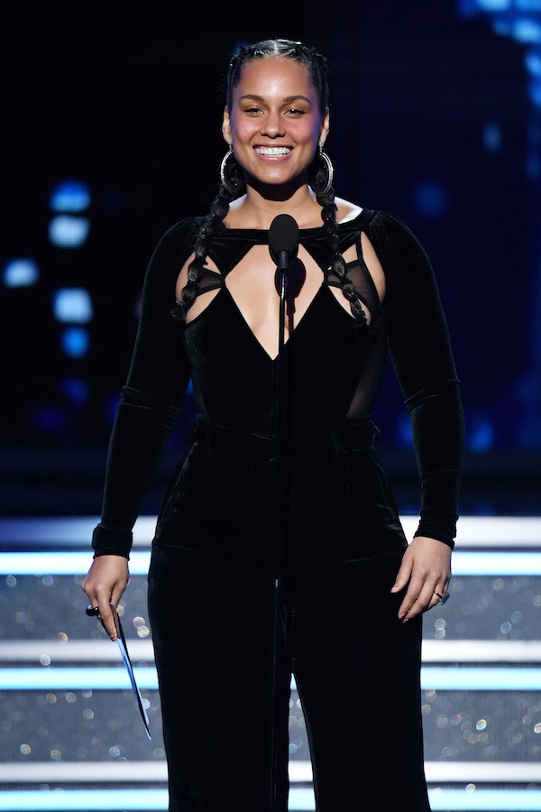 A cantora Alicia Keys, sem maquiagem, no Grammy 2018 (Foto: Getty Images)