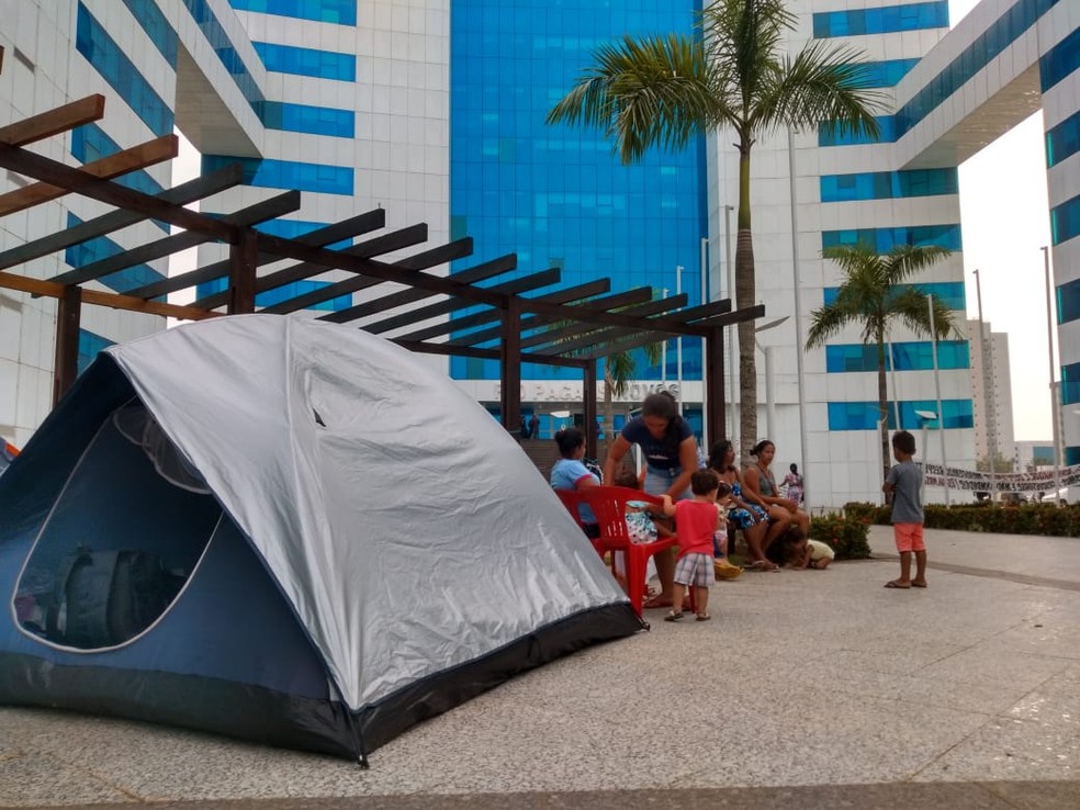 Sem terras montam acampamento em frente ao CPA — Foto: Jheniffer Núbia/G1