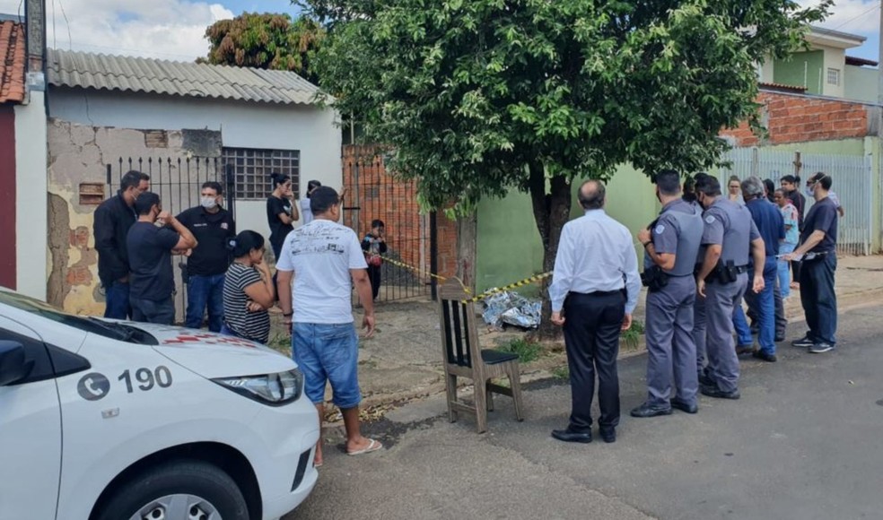 Jovem foi socorrida por bombeiros e pelo Samu, mas morreu no local do crime — Foto: Leonardo Moreno/Marília Notícias