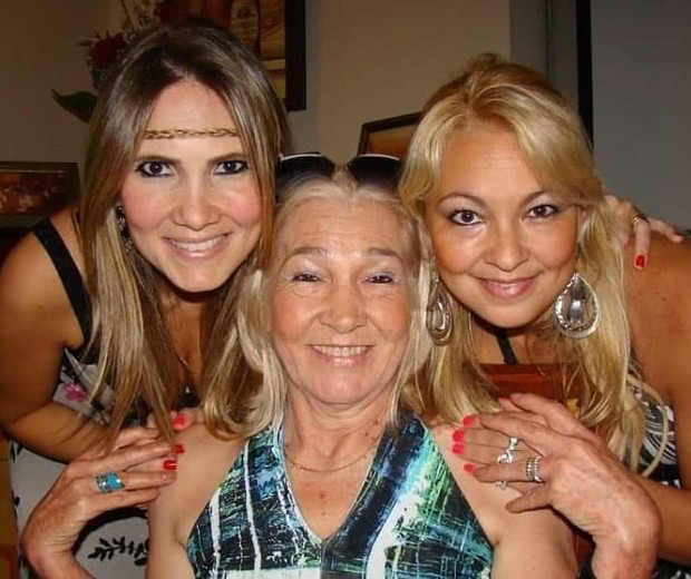 Josy Oliveira com a mãe e a irmã, Jeanne Oliveira (Foto: Reprodução/Instagram)