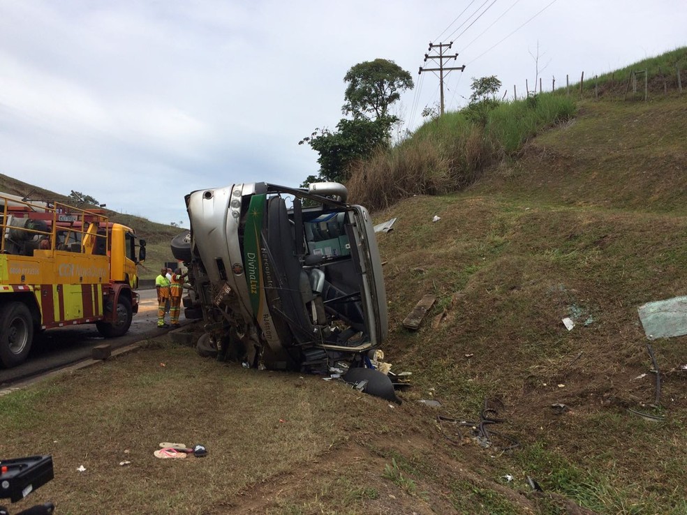 Acidente com ônibus mata duas crianças e deixa feridos na Dutra, em Paracambi (Foto: Anderson Sobrinho/TV Rio Sul)