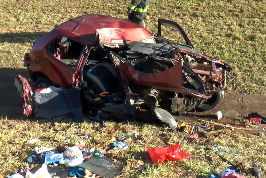 Carro destruído em acidente em Limeira (Foto: Reprodução EPTV)