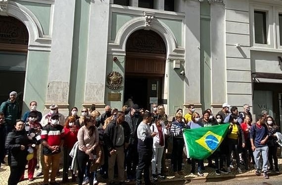 Brasileiros protestam em frente à embaixada do Brasil em Lisboa em 2020 
