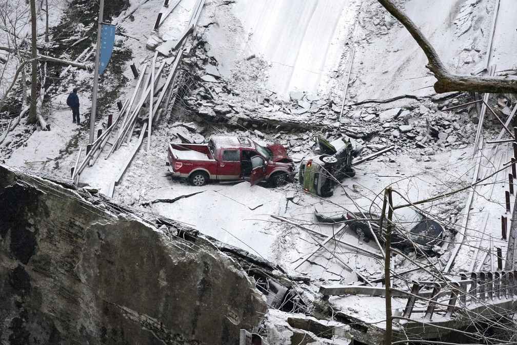 Carros em ponte que colapsou nos EUA em 28 de janeiro de 2021 — Foto: AP Photo/Gene J. Puskar