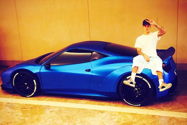 O cantor Justin Bieber e sua Ferrari azul (Foto: Twitter)