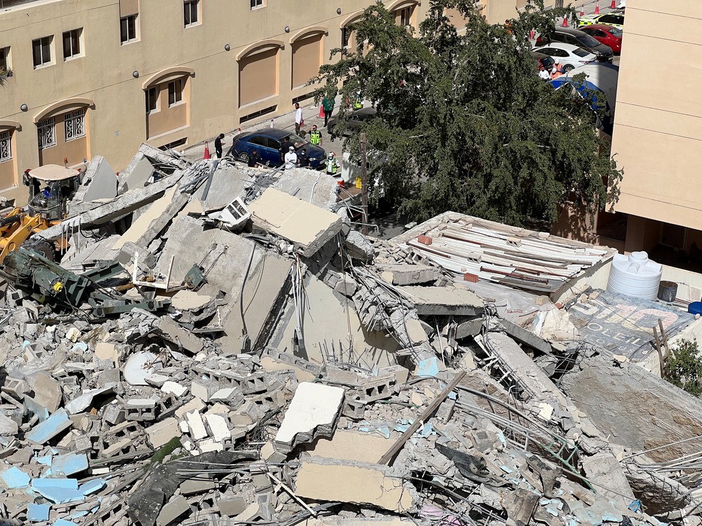 Escombros e destroços são vistos no local do desabamento de um edifício, em Doha, Catar, em 22 de março de 2023 — Foto: Reuters
