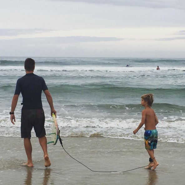 O surfe passando de pai para filho (Foto: Reprodução - Instagram)