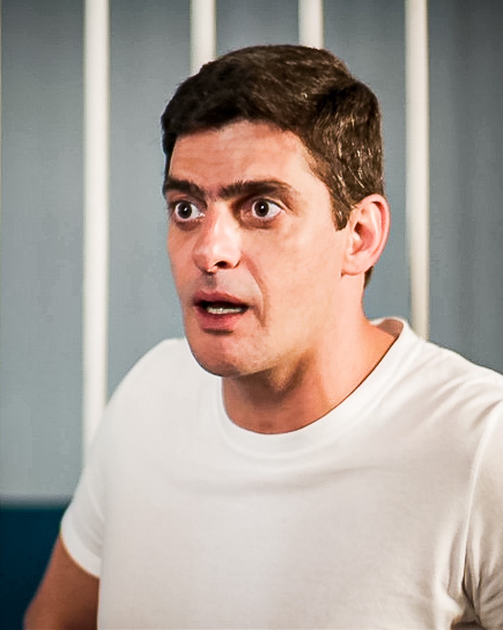 Marco Rodrigo (Julio Machado) estranha o nervosismo de Cleber (Gabriel Santana), em 'Malhação - Toda Forma de Amar' — Foto: Globo