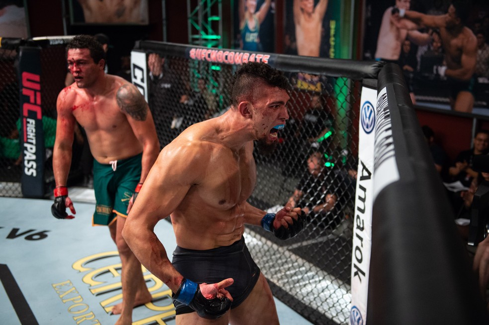 Walker solta o grito após a vitória (Foto: Divulgação/UFC)