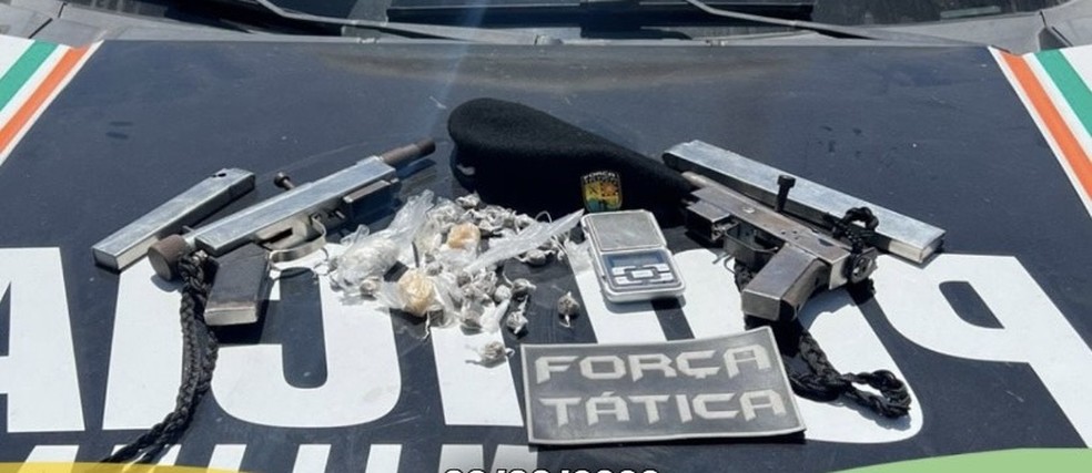 Armas, munição, drogas e balança de precisão são apreendidas com suspeito em Fortaleza. — Foto: PMCE/Reprodução