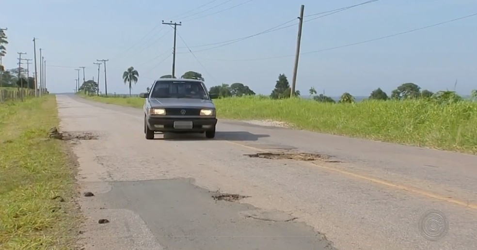 Motoristas precisam desviar de buracos em estradas entre SÃ£o Miguel Arcanjo e Itapetininga â€” Foto: ReproduÃ§Ã£o/TV TEM