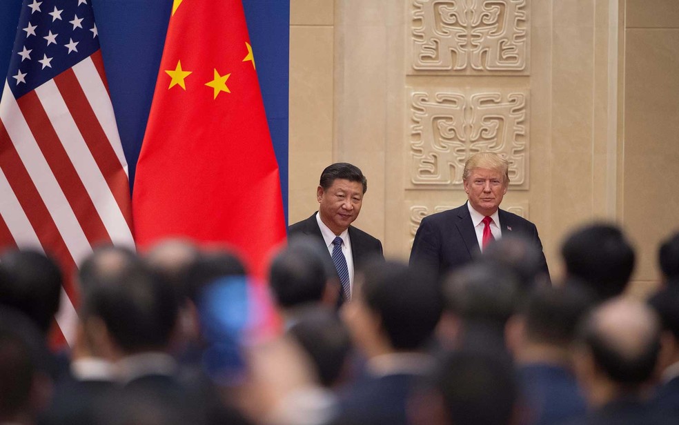 O presidente dos EUA, Donald Trump, e o presidente da China, Xi Jinping, durante evento com empresários no Grande Salão do Povo, em Pequim (Foto: Nicolas ASFOURI / AFP Photo)
