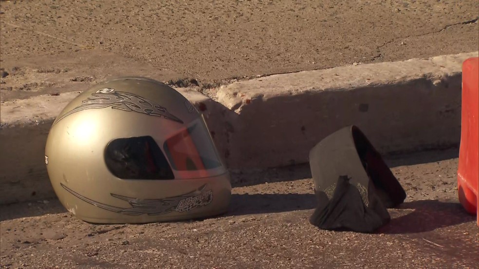 Capacete de motociclista morto na Ponte Vila Maria — Foto: Reprodução/TV Globo