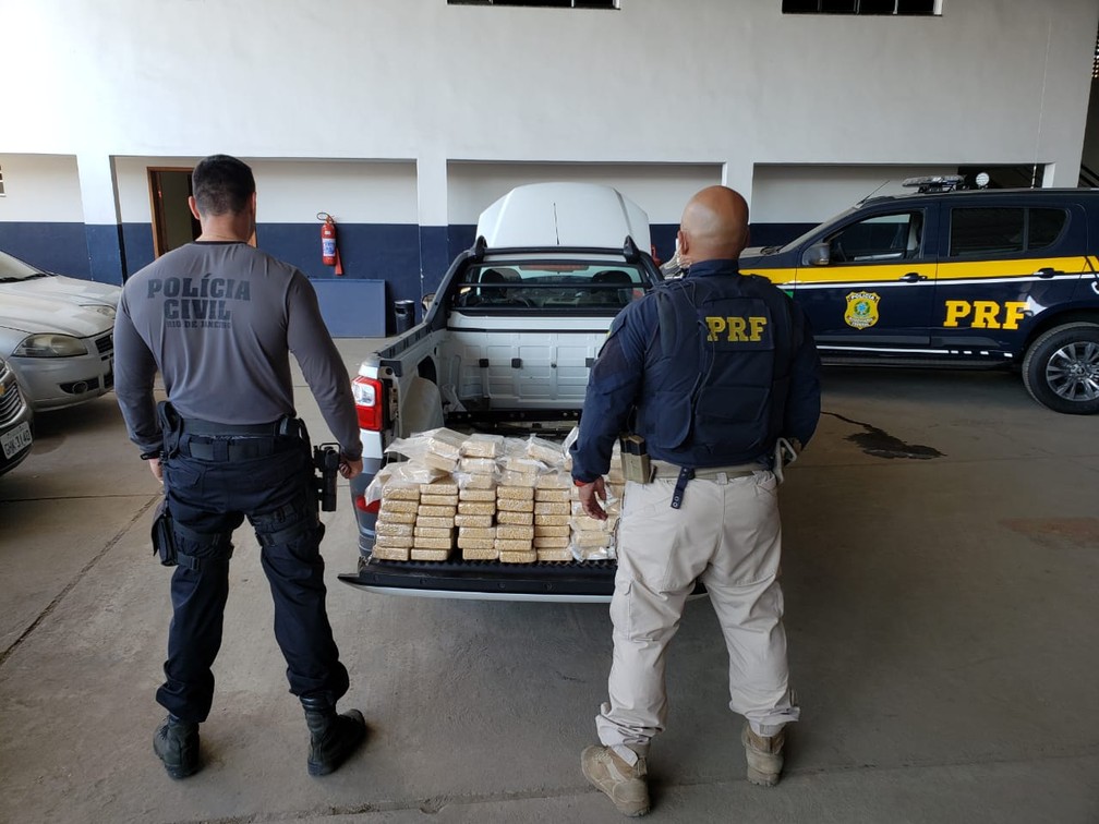 Polícia Civil e Polícia Rodoviária Federal prendem ex-policial civil paulista com 110 tabletes de pasta base de cocaína  — Foto: Divulgação/PRF