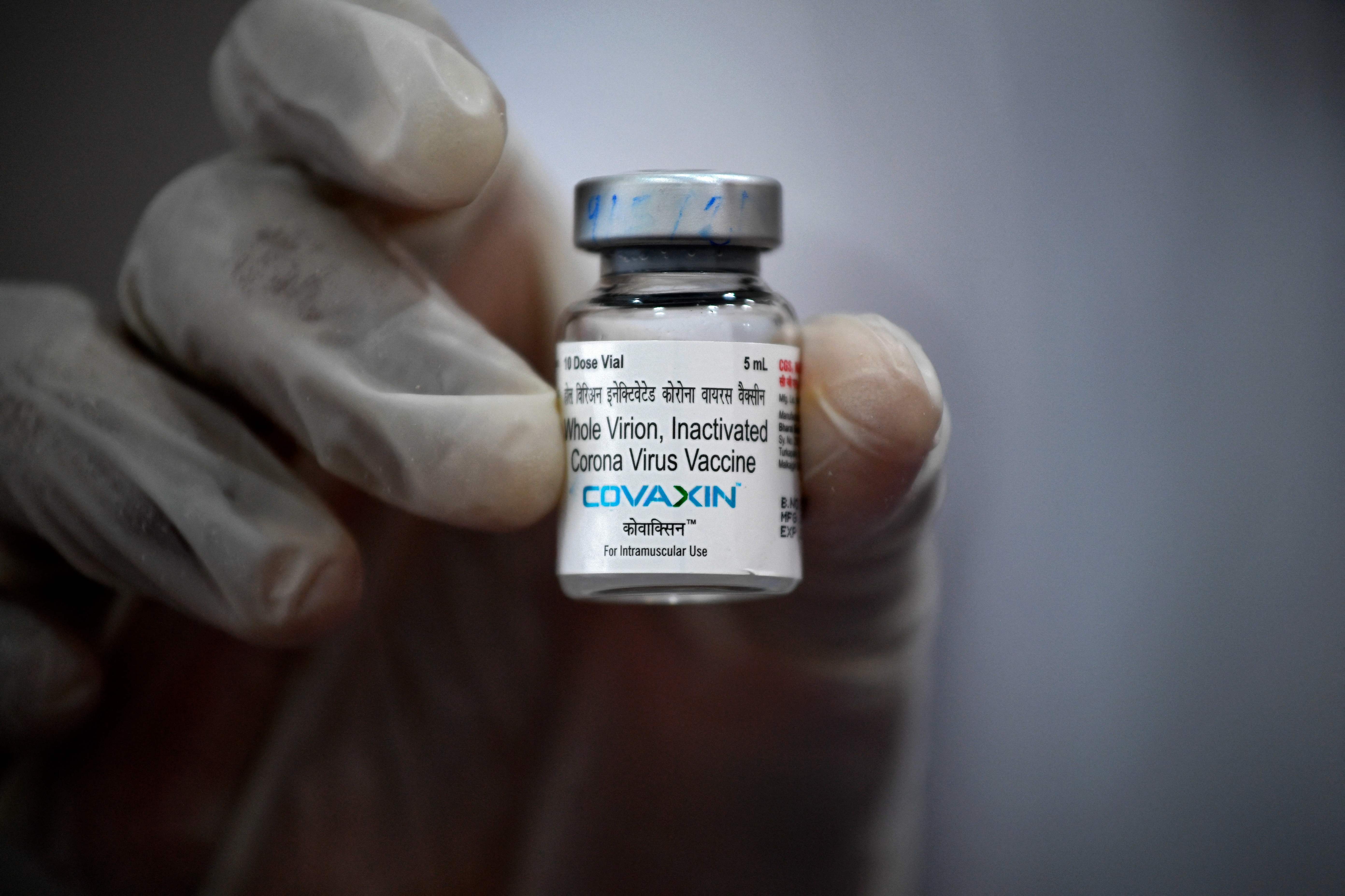 Enfermeira segura dose de vacina da Covaxin em Mumbai, na Índia; compra do imunizante pelo governo brasileiro está na mira de investigações