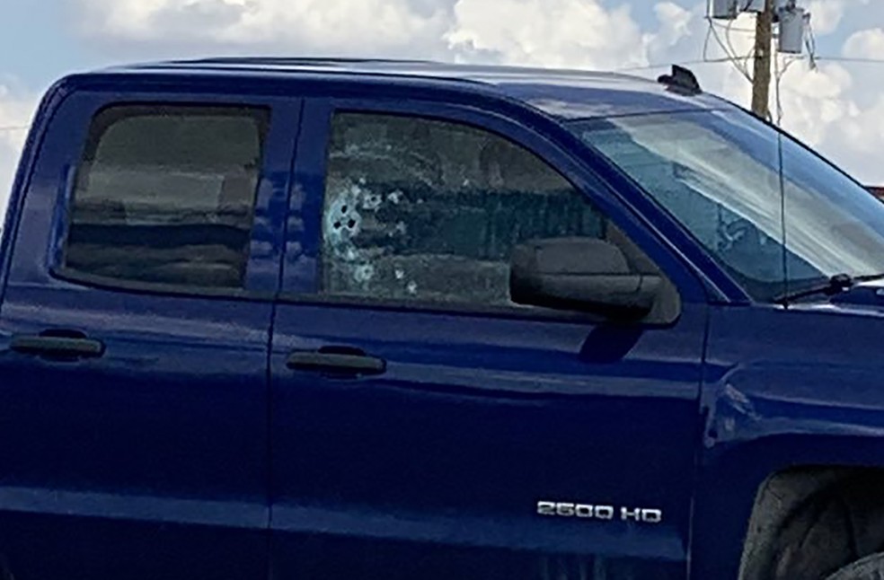 Carro é visto com várias marcas de tiro depois de ataque em rodovia entre Odessa e Midland, no Texas. — Foto: HO/AFP