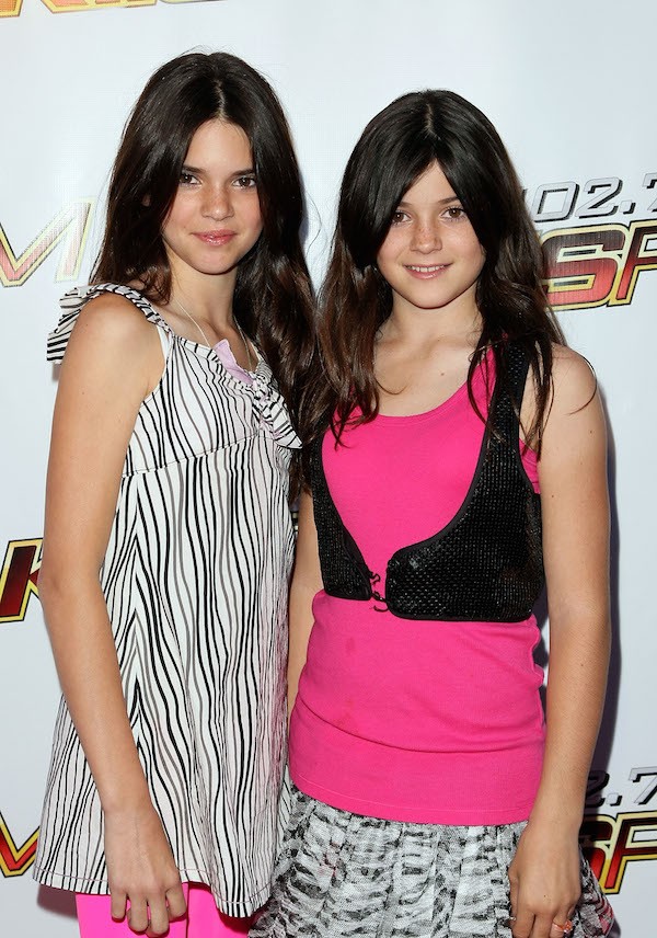 As irmãs Kendall e Kylie Jenner em uma foto antiga (Foto: Getty Images)