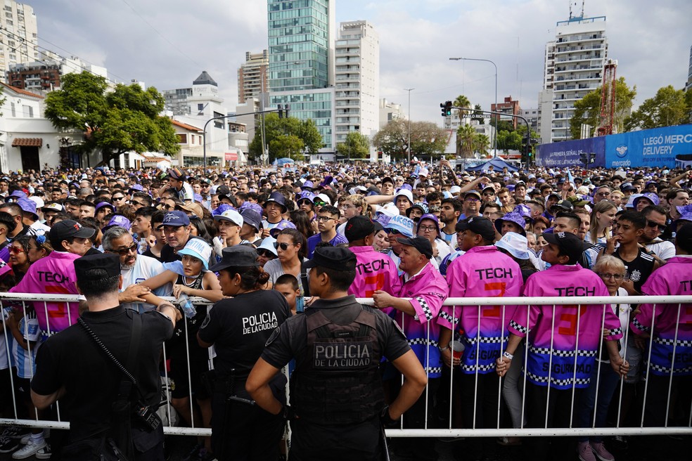 Torcedores da Argentina nos arredores do Monumental de Núñez — Foto: REUTERS/Emmanuel Fernandez