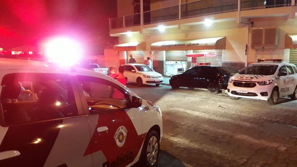 Assaltante Ã© morto por policial em tentativa de roubo a padaria em BraganÃ§a Paulista â?? Foto: Lucas Rangel/ TV Vanguarda