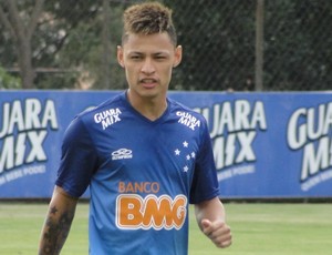 Neilton garante estar pronto para primeiro jogo diante da torcida celeste