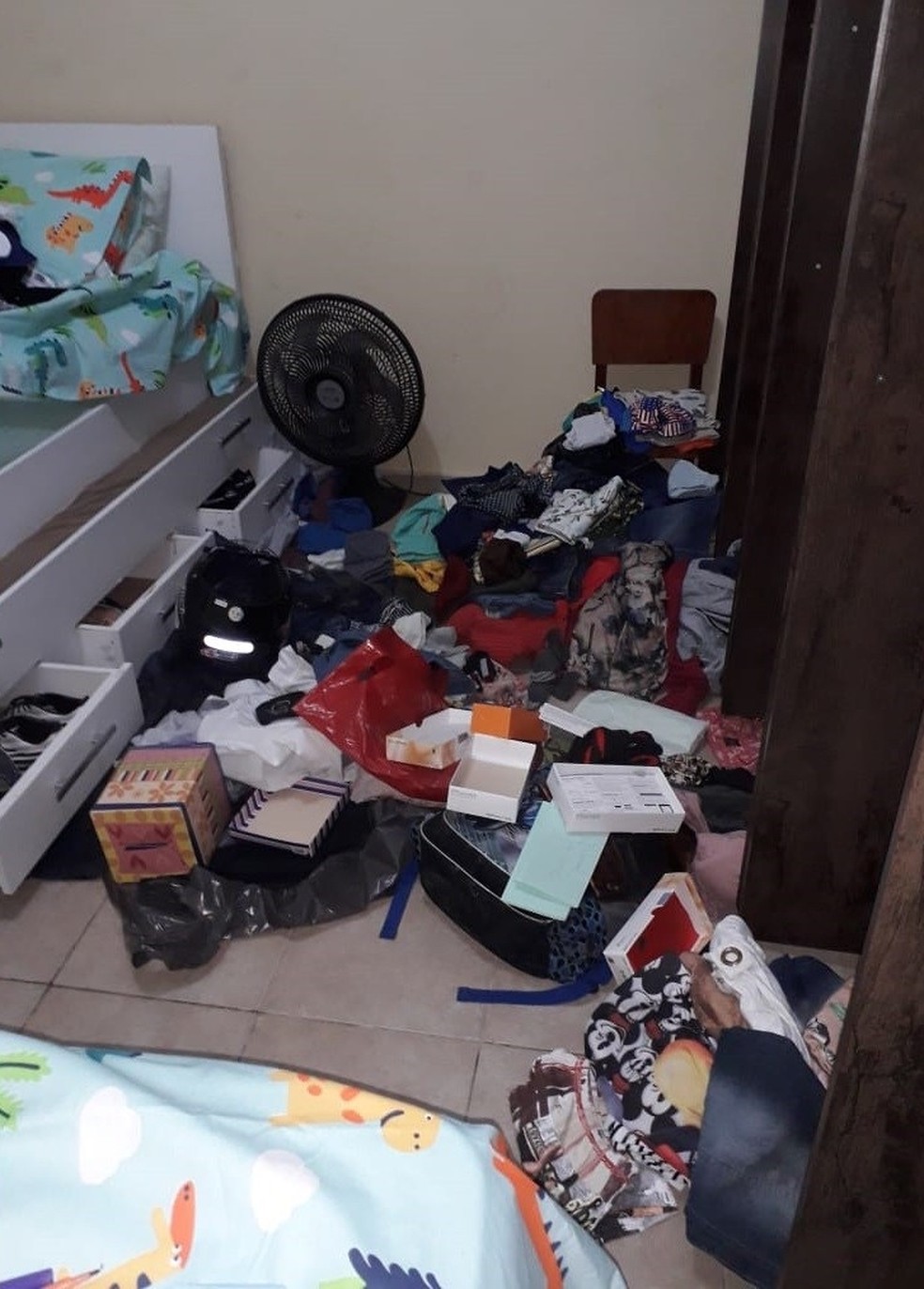 Casa após ser arrombada por bandidos em Santa Cruz do Capibaribe — Foto: Ney Lima/Reprodução